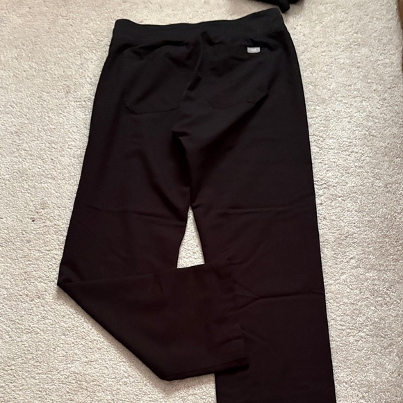 Figs OG Black Scrub Set with Gray Drawstring - Picture 7 of 12